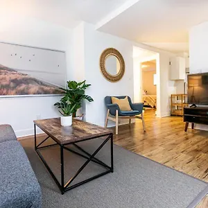 Apartment Charming Two-bedroom Getaway With Large Private Yard, Victoria