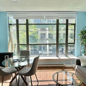 downtown-1br-condo-at-granville-strip-near-english-bay.vancouver-hotels-bc.net/